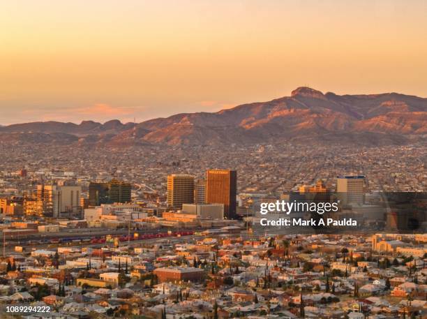el paso and juarez at sunrise - ciudad juárez stockfoto's en -beelden