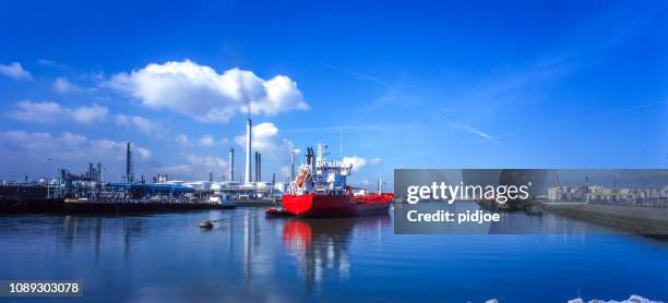 1 つの赤い船オランダ ロッテルダム港入口の眺め - floating piers ストックフォトと画像
