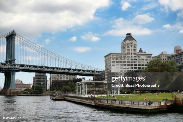 view of the manhattan bridge from brooklyn bridge park, brooklyn, new york city - brooklyn bridge park fotografías e imágenes de stock