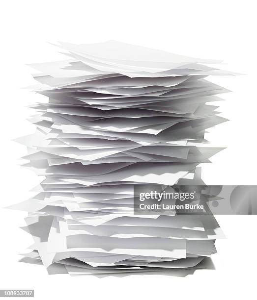 stack of white paper - pile of paper stockfoto's en -beelden