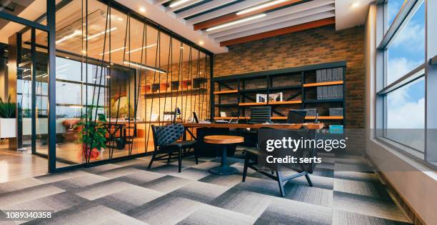 leere modernes büro mit ceo arbeiten schreibtisch zimmer - bücherregal leer stock-fotos und bilder