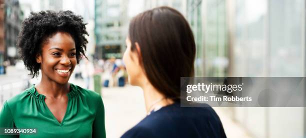 two women talking and discussing - two women talking stockfoto's en -beelden