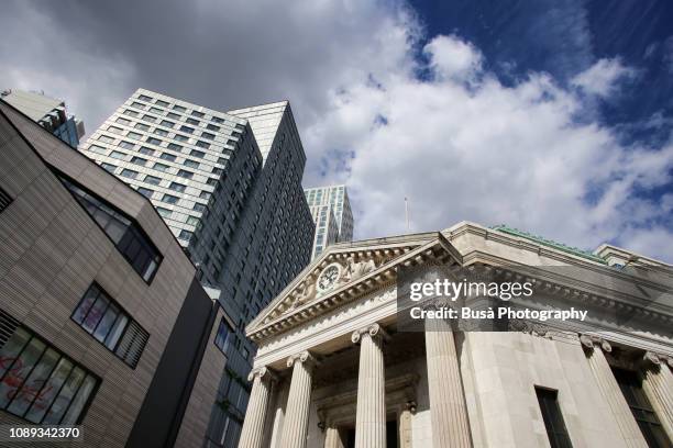 highrise office tower and neoclassical building at albee square by the fulton street mall in fort greene, brooklyn, new york city - edifício financeiro - fotografias e filmes do acervo