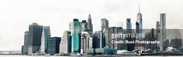 skyline of lower manhattan's financial district from across the east river. new york city, usa - manhattan stock-fotos und bilder