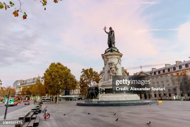 place de la république early in the morning, paris, france - statue paris photos et images de collection