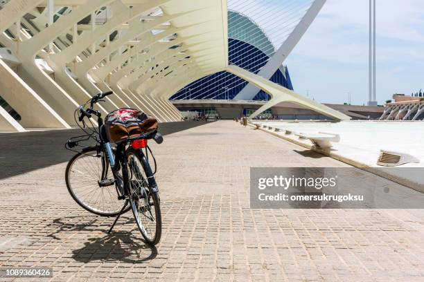 cykel parkerad på kullerstenen i staden för konst och vetenskap, valencia, spanien - ciutat de les arts i les ciències bildbanksfoton och bilder