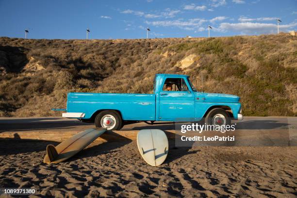 hombre conduciendo un pick-up en california - old truck fotografías e imágenes de stock