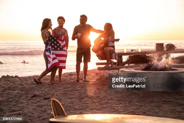日落時在加州海灘上舉行的家庭聚會 - fourth of july party 個照片及圖片檔