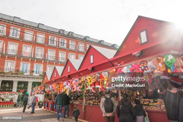 mercado de navidad en la plaza mayor, madrid, españa - plaza mayor madrid fotografías e imágenes de stock