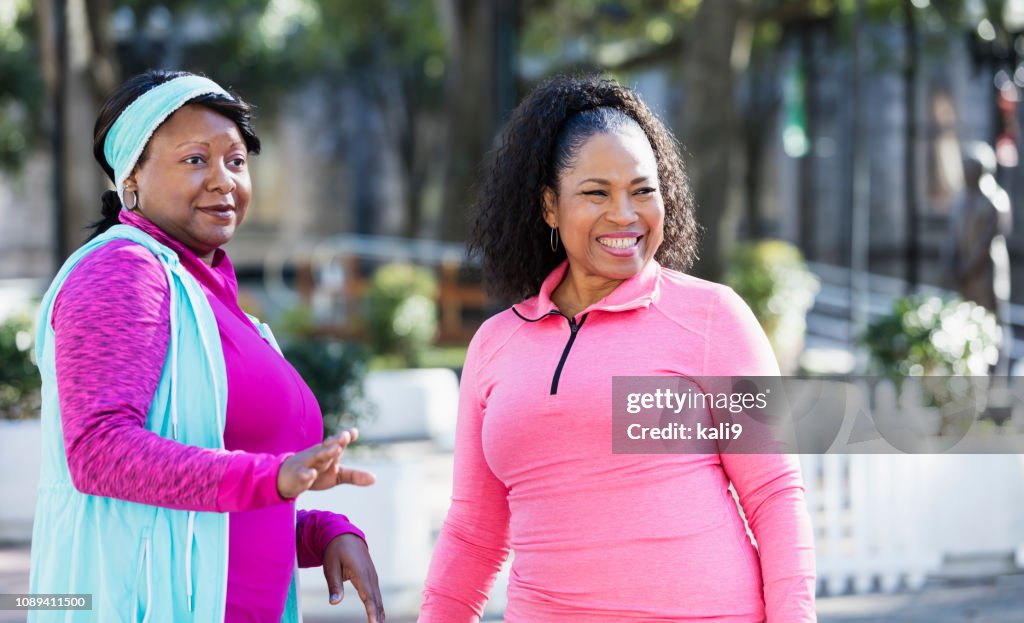 Twee Afro-Amerikaanse vrouwen permanent buitenshuis