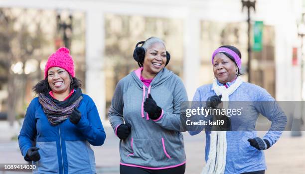 rijpe afro-amerikaanse vrouwen in stad, oefenen - 3 old men jogging stockfoto's en -beelden