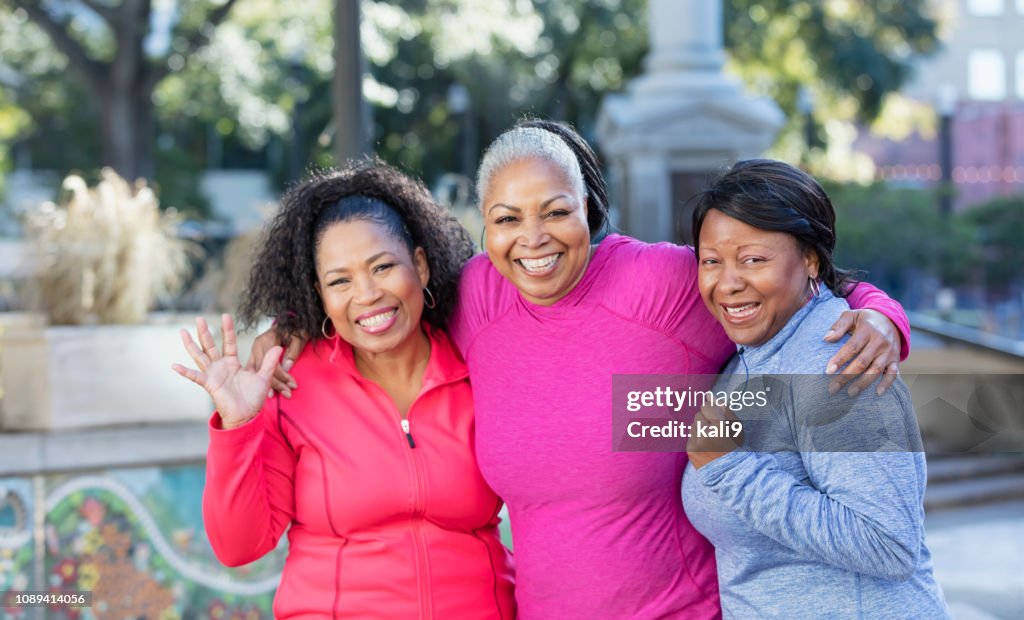 Ältere afrikanisch-amerikanischen Frauen in der Stadt, die Ausübung