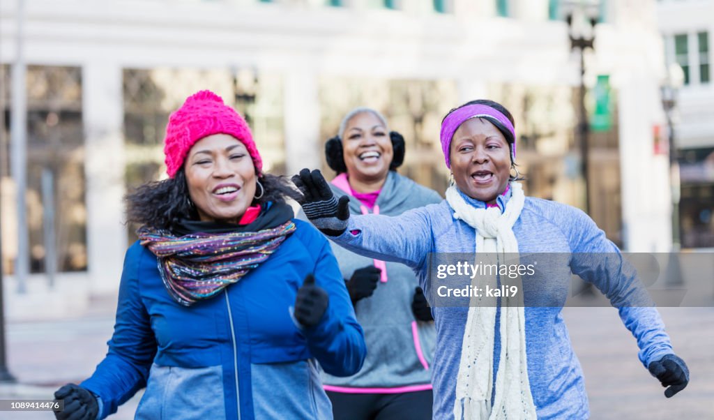 Matures femmes afro-américaines en ville, exercice