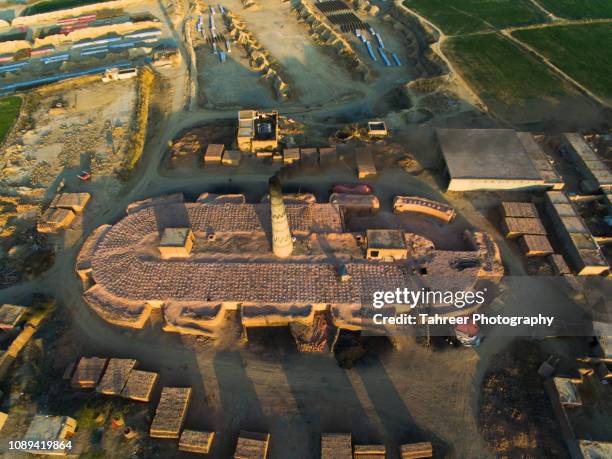 over view of brick factory with smoke coming out of chimney - punjab pakistan stockfoto's en -beelden