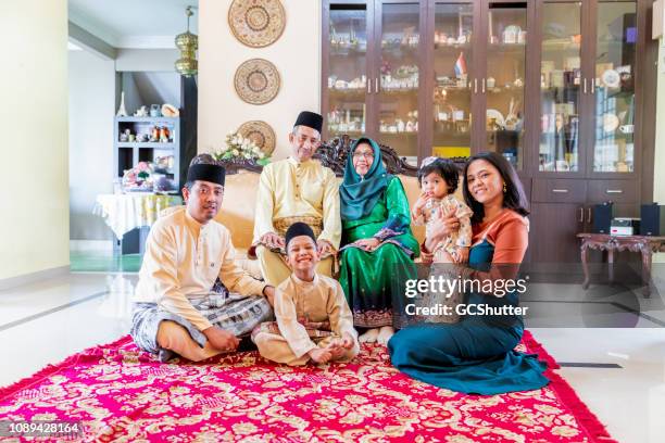 drei generationen versammelt malaysischen familie für hari raya puasa - hari raya celebration stock-fotos und bilder