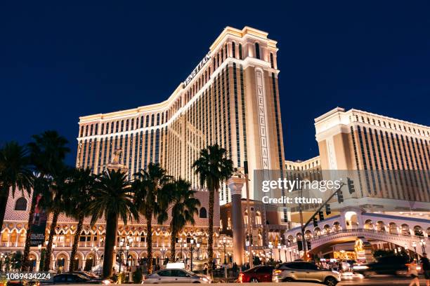 venetian hotel las vegas night - venetian hotel las vegas stock pictures, royalty-free photos & images