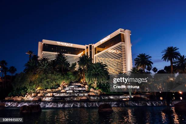 the mirage hotel las vegas night - the mirage las vegas stock pictures, royalty-free photos & images