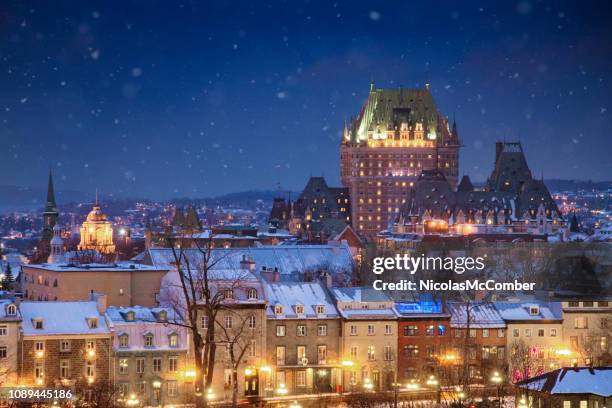 在一個下雪的冬夜, 晚上可以看到魁北克市天際線的高處景色 - québec 個照片及圖片檔