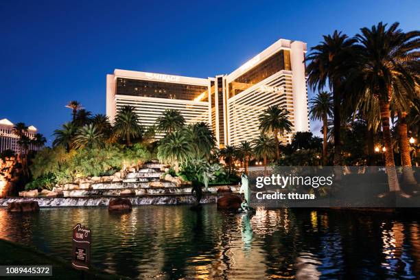 the mirage hotel las vegas night - the mirage las vegas stock pictures, royalty-free photos & images