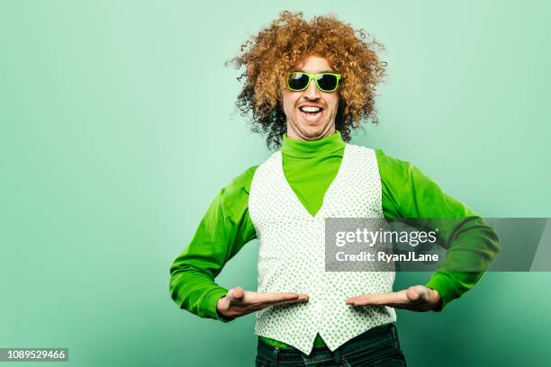 saint patrick's day man vieren met shamrock vest - ugliness stockfoto's en -beelden