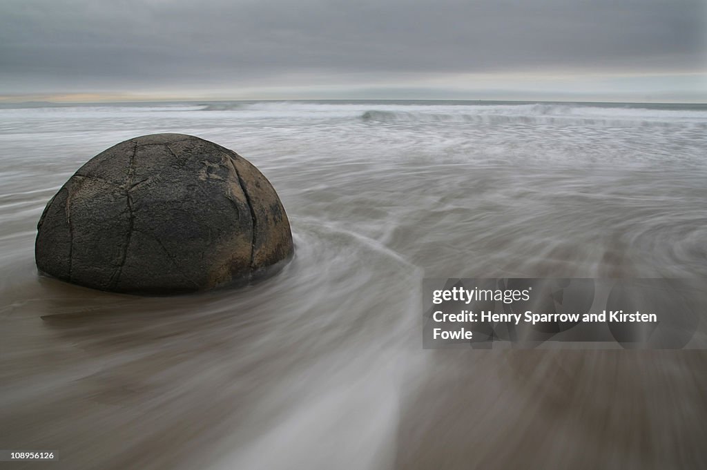 Moeraki boulder