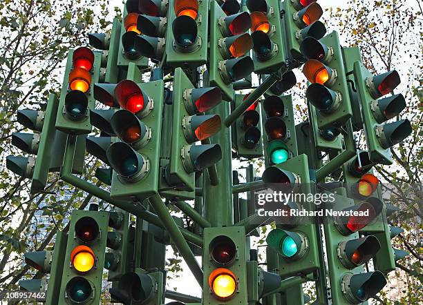 confusing traffic lights - signalisation routière lumineuse photos et images de collection