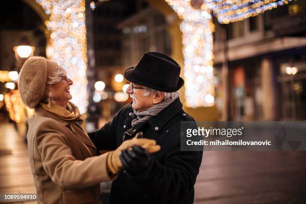 weihnachtsstimmung - old couple on holiday stock-fotos und bilder