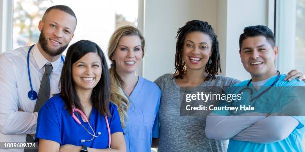 diversi team sanitari di medici e infermieri in piedi nel corridoio dell'ospedale - group of patients foto e immagini stock