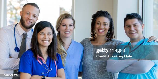 uiteenlopende gezondheidszorg team van artsen en verpleegkundigen staan in de hal van het ziekenhuis - administrative professionals stockfoto's en -beelden