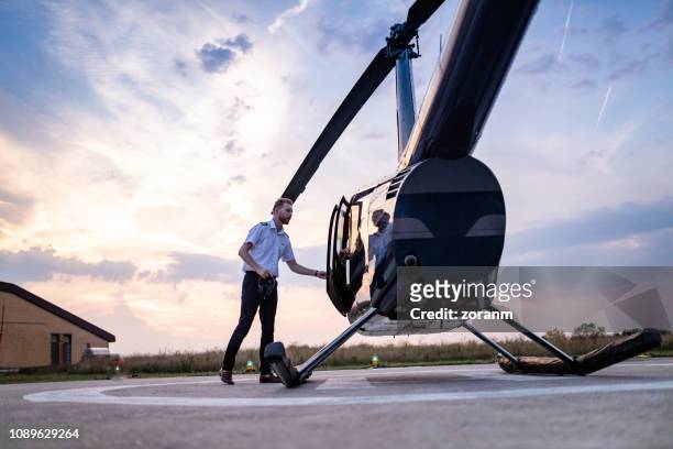 helikopterpiloot voertuig deur sluiten - helikopterplatform stockfoto's en -beelden