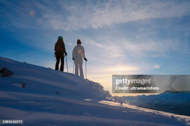 freunde, skifahren. schnee-skifahrer skifahren im sonnigen skigebiet, sonnenuntergang dolomiten berg in italien. - family in snow mountain stock-fotos und bilder