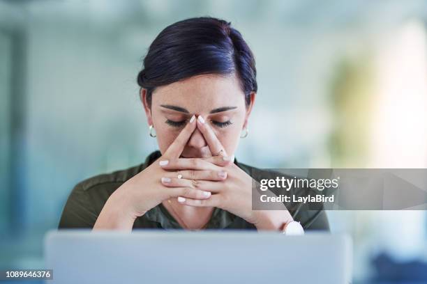 je ne peux pas il suffit de traiter avec ce - crouler sous le travail photos et images de collection