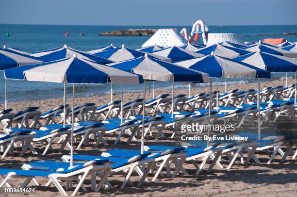 beach umbrellas & sunbeds - red white and blue beach stock pictures, royalty-free photos & images