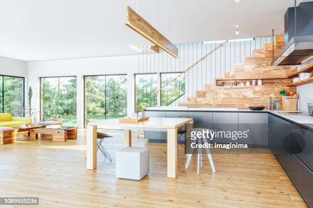 moderne offene küche und wohnzimmer - bright light open interior stock-fotos und bilder