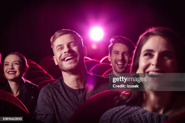 menschen, die comedy-film im kino - publikum lachen stock-fotos und bilder