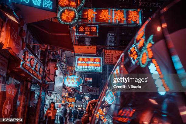 neon schilder in hongkong, china in der nacht - night market stock-fotos und bilder