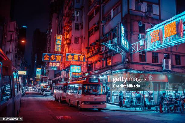 rues de hong kong dans la nuit - chinese restaurant photos et images de collection