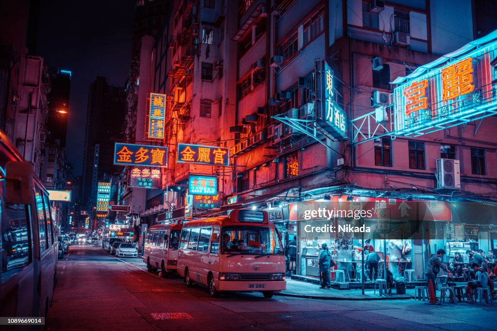 夜の香港の街