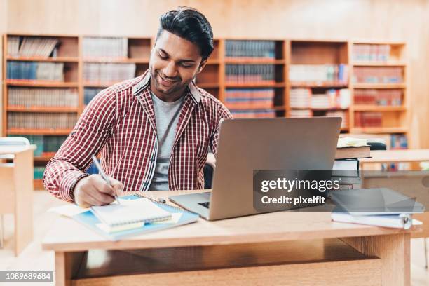 student in einer bibliothek - indian college students stock-fotos und bilder