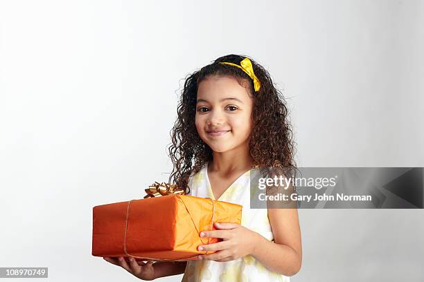 girl holds gift - fotografia da studio fotografías e imágenes de stock