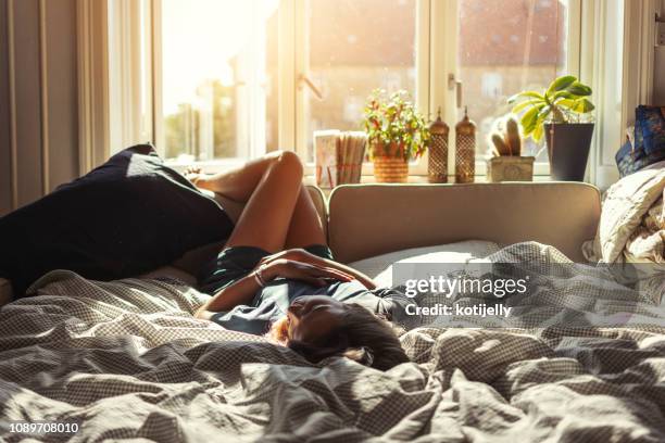 donna che riposa a casa - woman sleep bedroom foto e immagini stock
