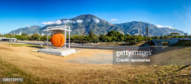 panoramisch zicht van soto bol met avila berg op de achtergrond. la esfera de soto - caracas stockfoto's en -beelden