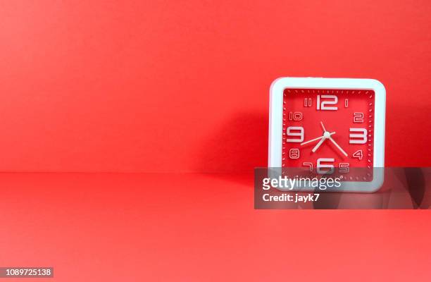 clock - red square stock-fotos und bilder