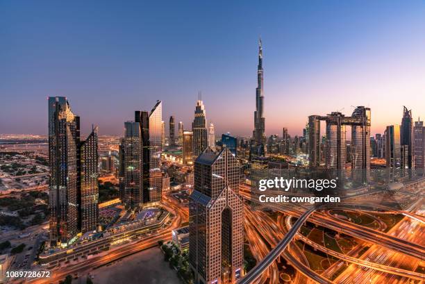 city skyline in dubai - émirats arabes unis photos et images de collection