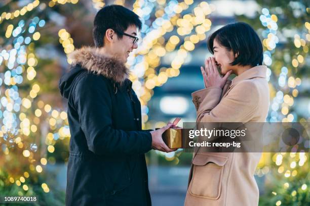 copain, surprenant sa copine avec cadeau - gift japan photos et images de collection