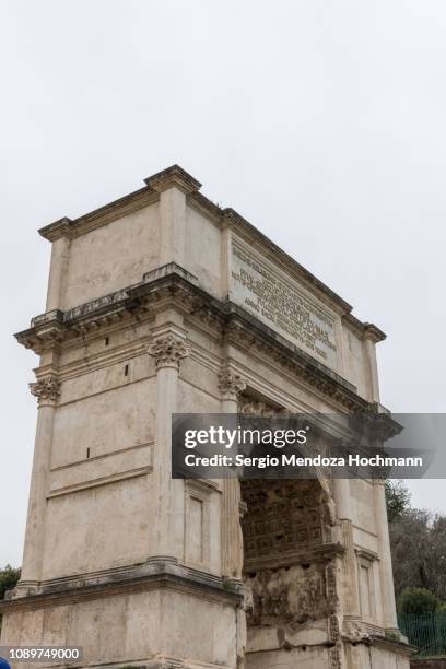 the arch of titus in the ruins of the roman forum - rome, italy - arch of titus stock-fotos und bilder