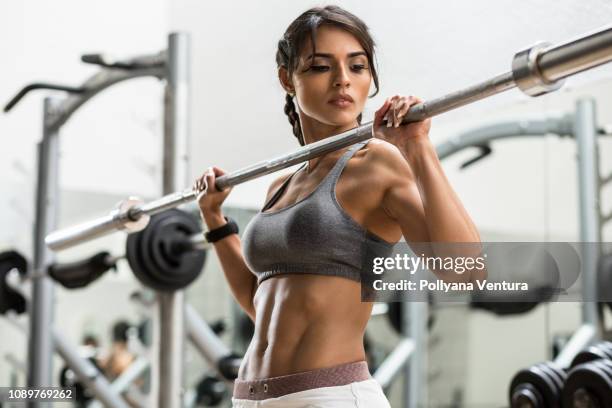 vrouw met gewicht opleiding - muscle building stockfoto's en -beelden