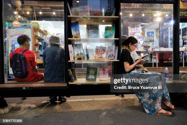 nguyen van binh book street - bi nguyen stockfoto's en -beelden