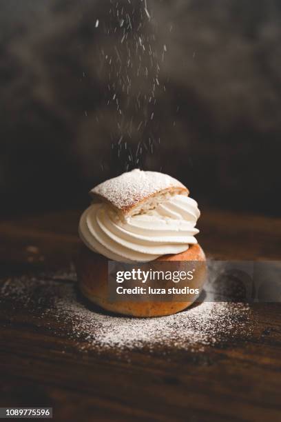 postre tradicional sueco bamba con nata y azúcar - tarta postre fotografías e imágenes de stock