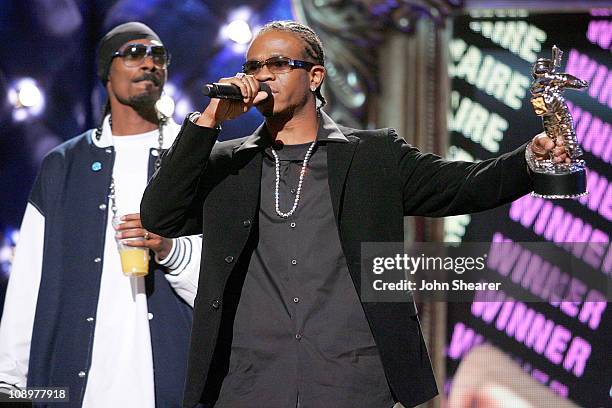 Chamillionaire accepts Best Rap Video award for "Ridin'" from presenter Snoop Dogg